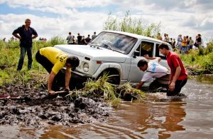 Что делать, если автомобиль застрял в грязи на проселке или в колее от лесовоза?
