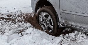Что делать, если автомобиль застрял в грязи на проселке или в колее от лесовоза?